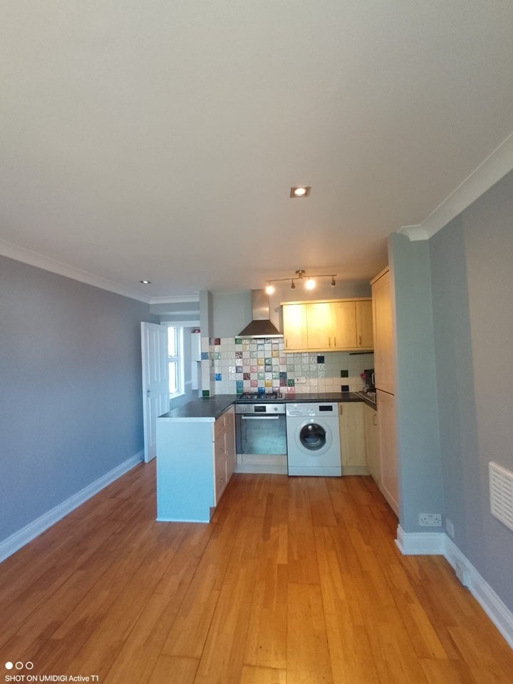 Flat Whitbread Road in Greater London