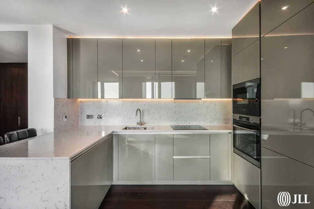 Flat Ponton Road in Greater London