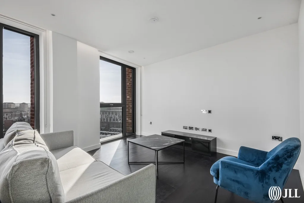Flat Ponton Road in Greater London