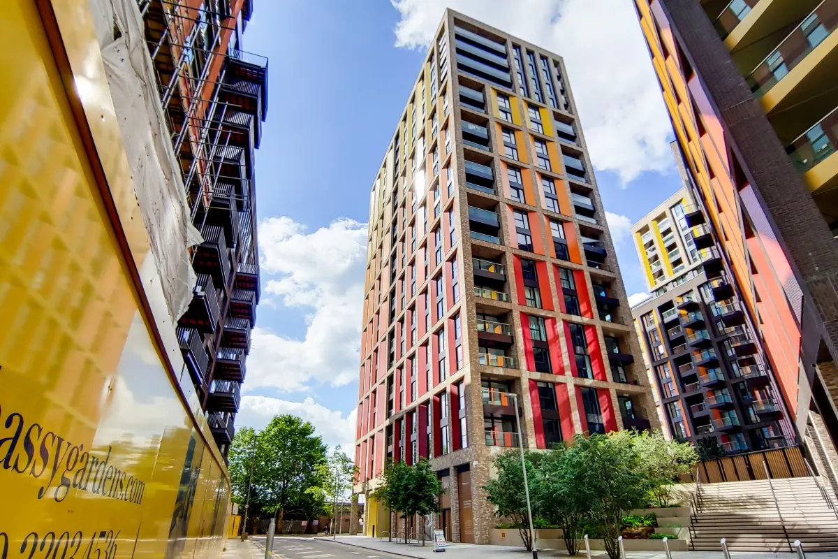 Flat Ponton Road in Greater London