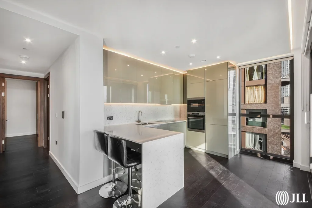 Flat Ponton Road in Greater London