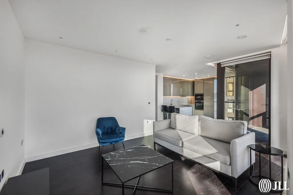 Flat Ponton Road in Greater London