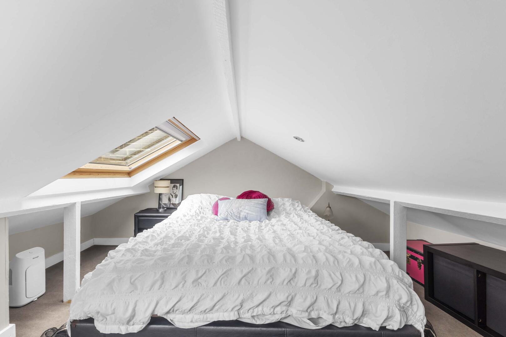 Flat Elgin Crescent in Greater London