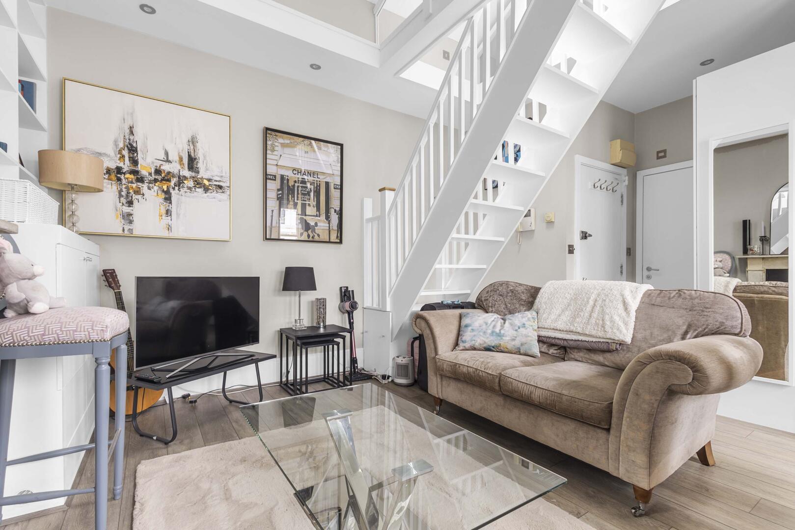 Flat Elgin Crescent in Greater London