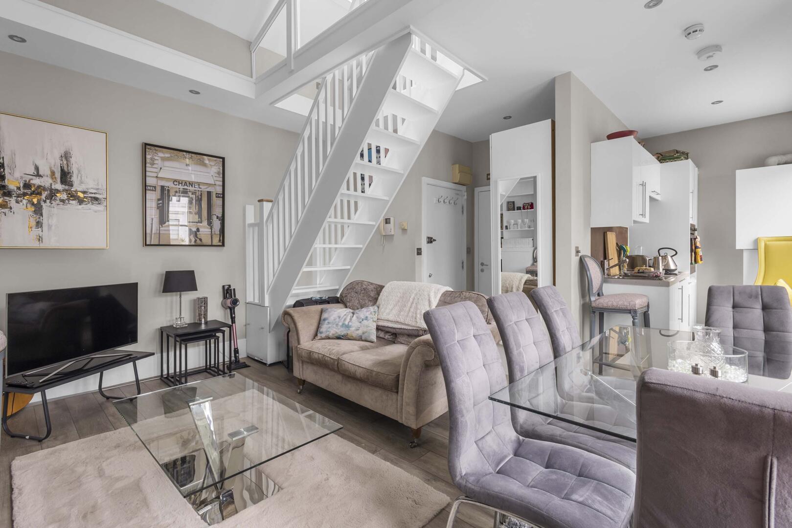 Flat Elgin Crescent in Greater London