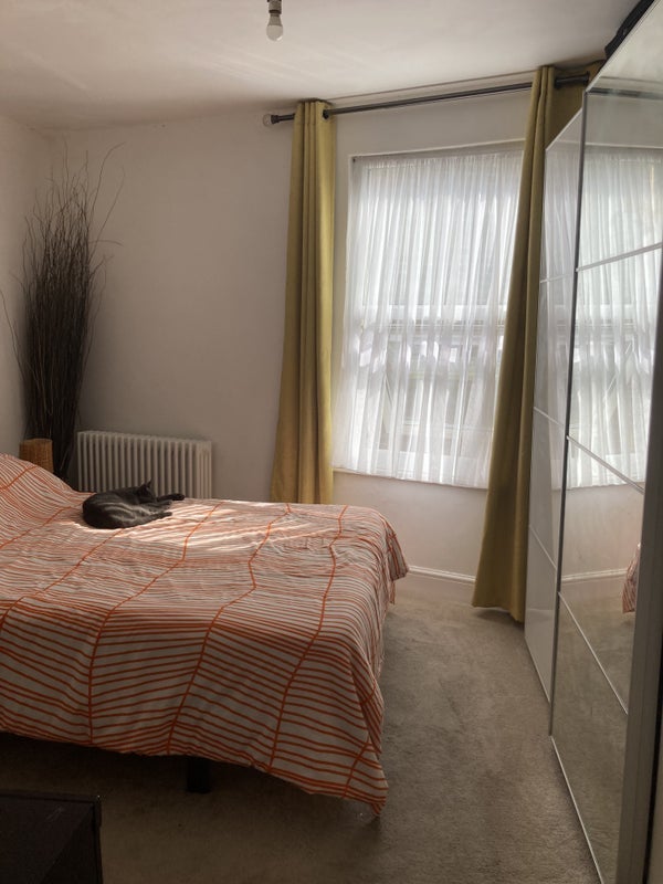 Room Alfearn Road in Greater London