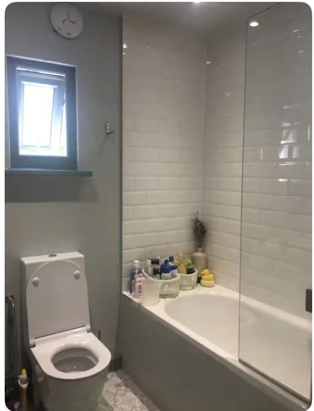 Room Alfearn Road in Greater London