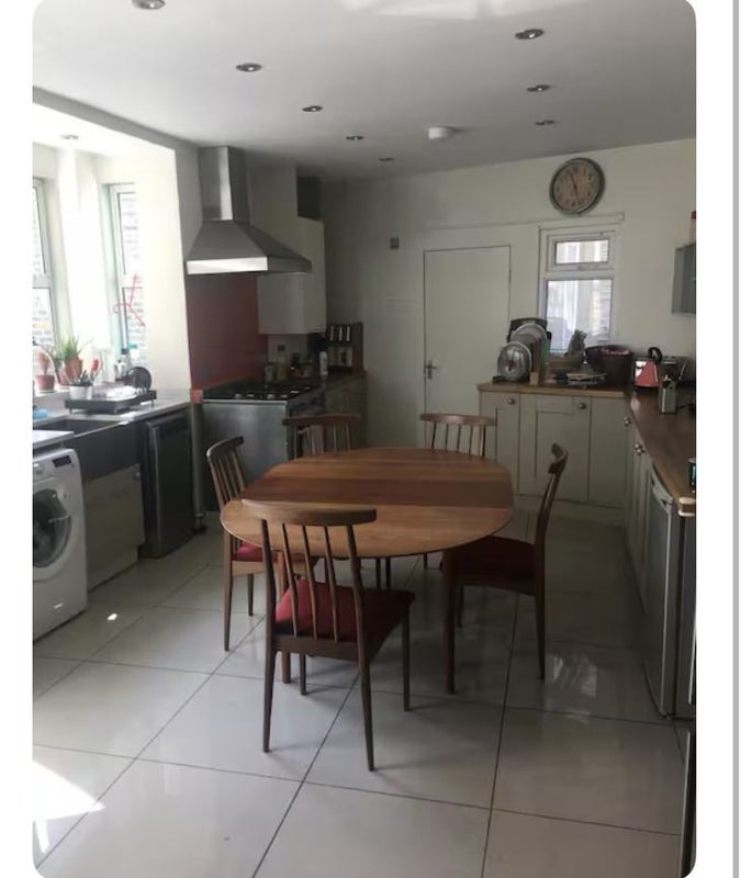 Room Alfearn Road in Greater London