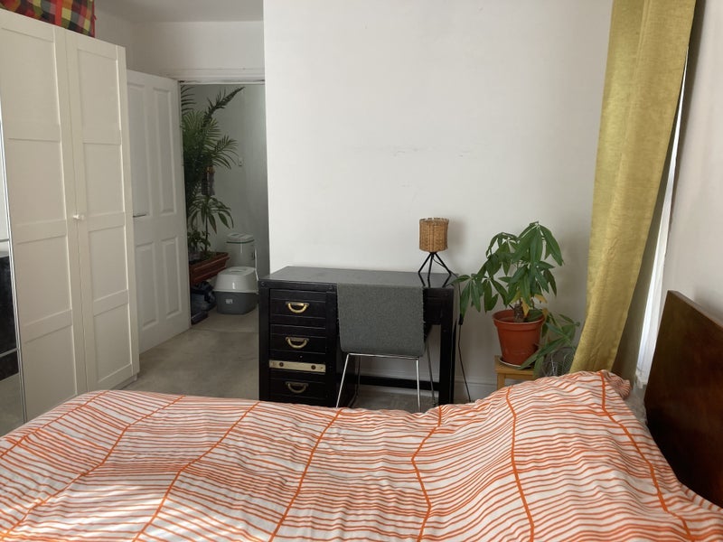 Room Alfearn Road in Greater London