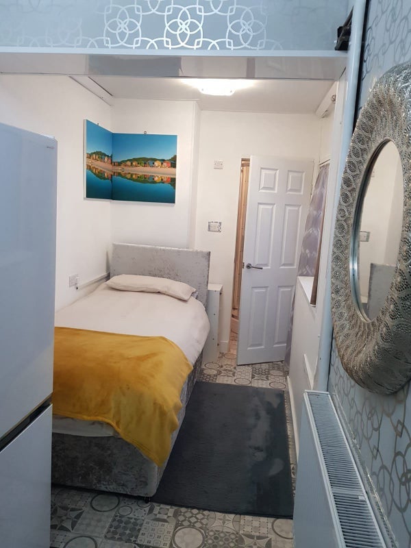 Room Ravensdale Road in Coventry