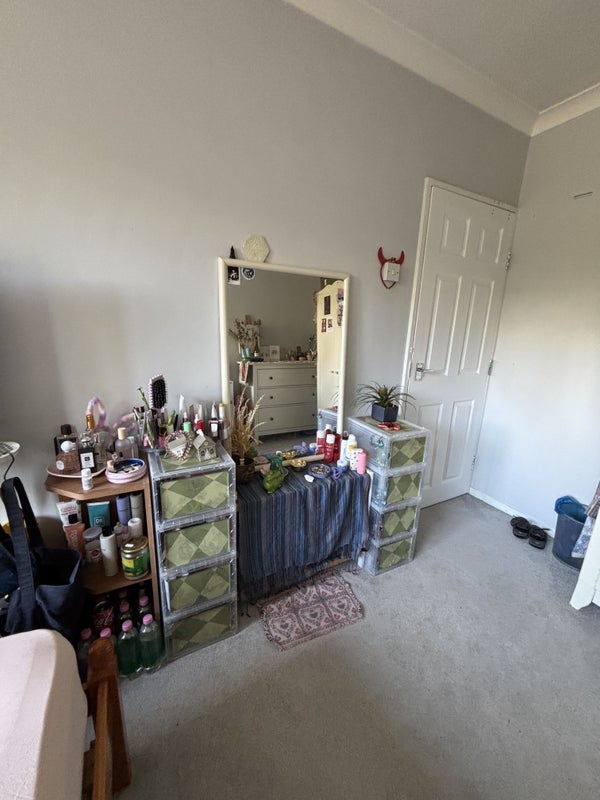 Room Cortis Road in Greater London