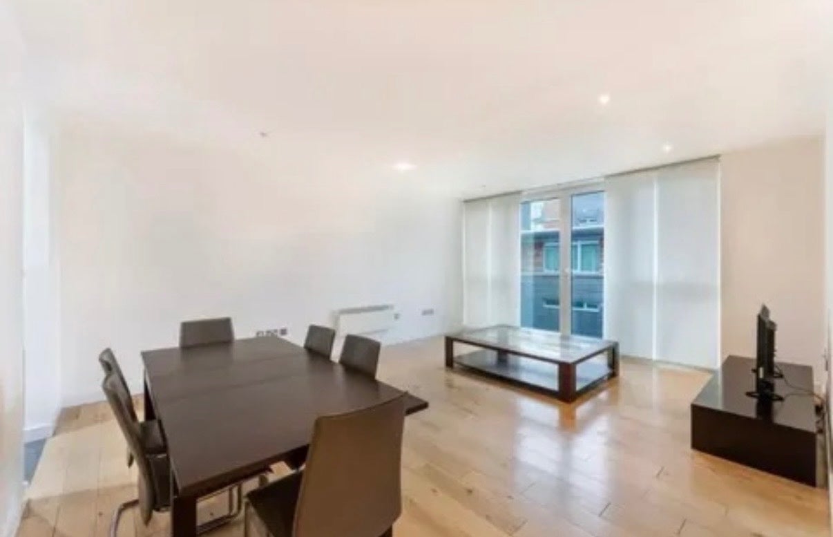 Flat Wapping High Street in Greater London