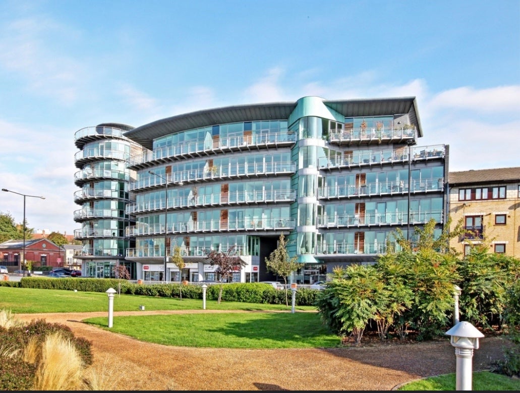 Flat Wapping High Street in Greater London