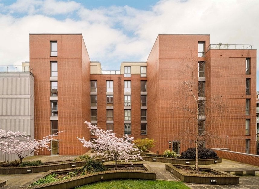 Flat Dahlia Bridge in Greater London