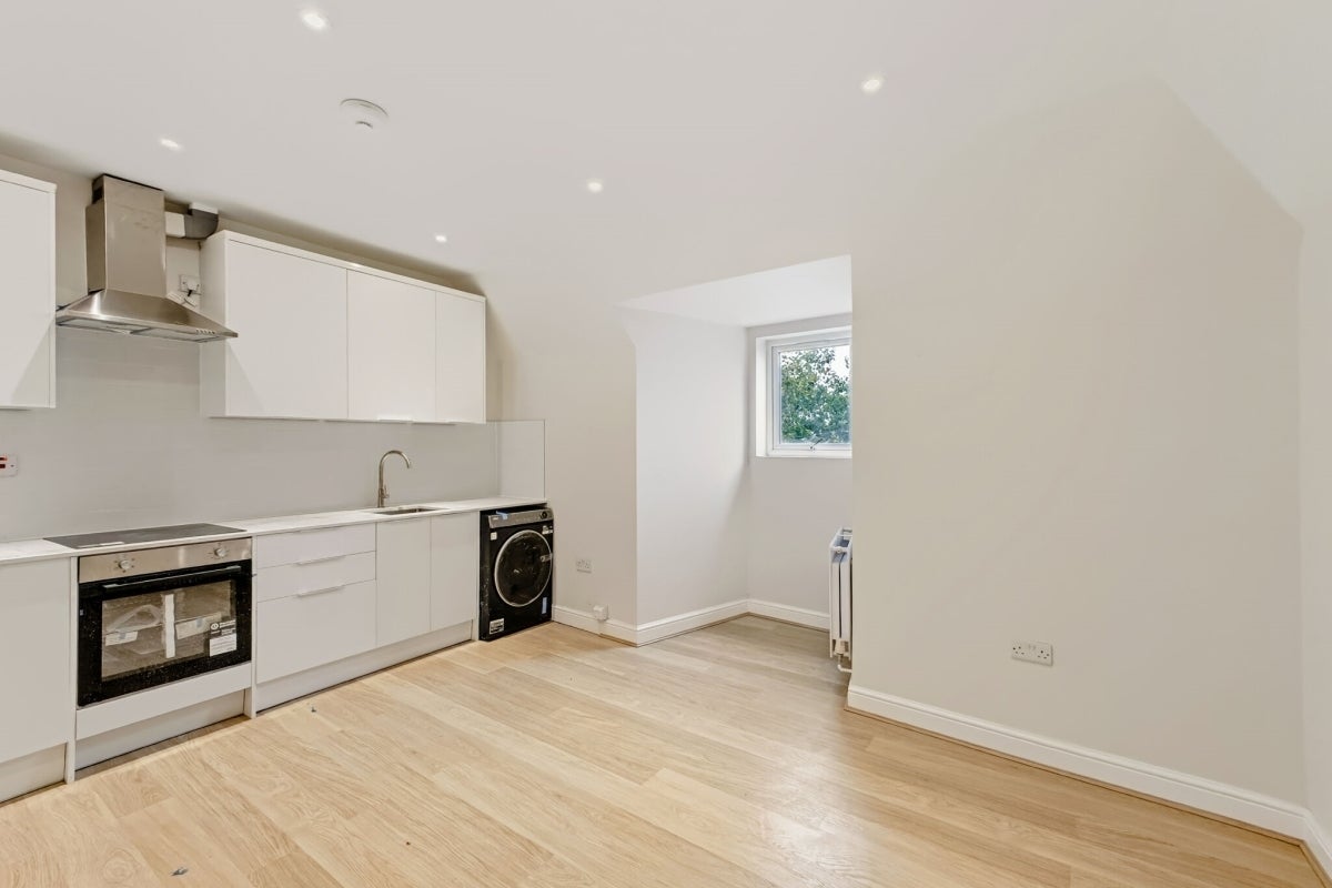 Flat Peckham High Street in Greater London