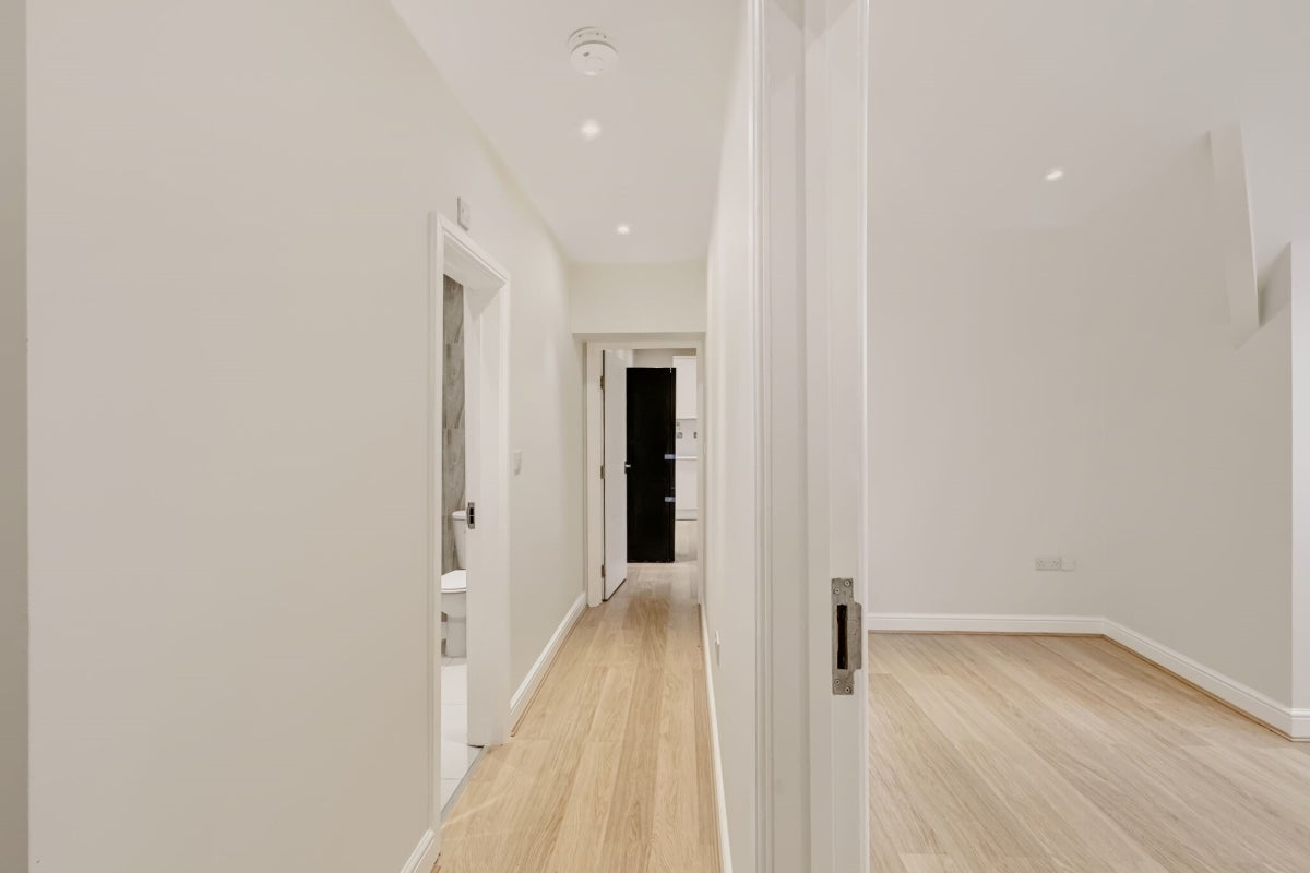 Flat Peckham High Street in Greater London