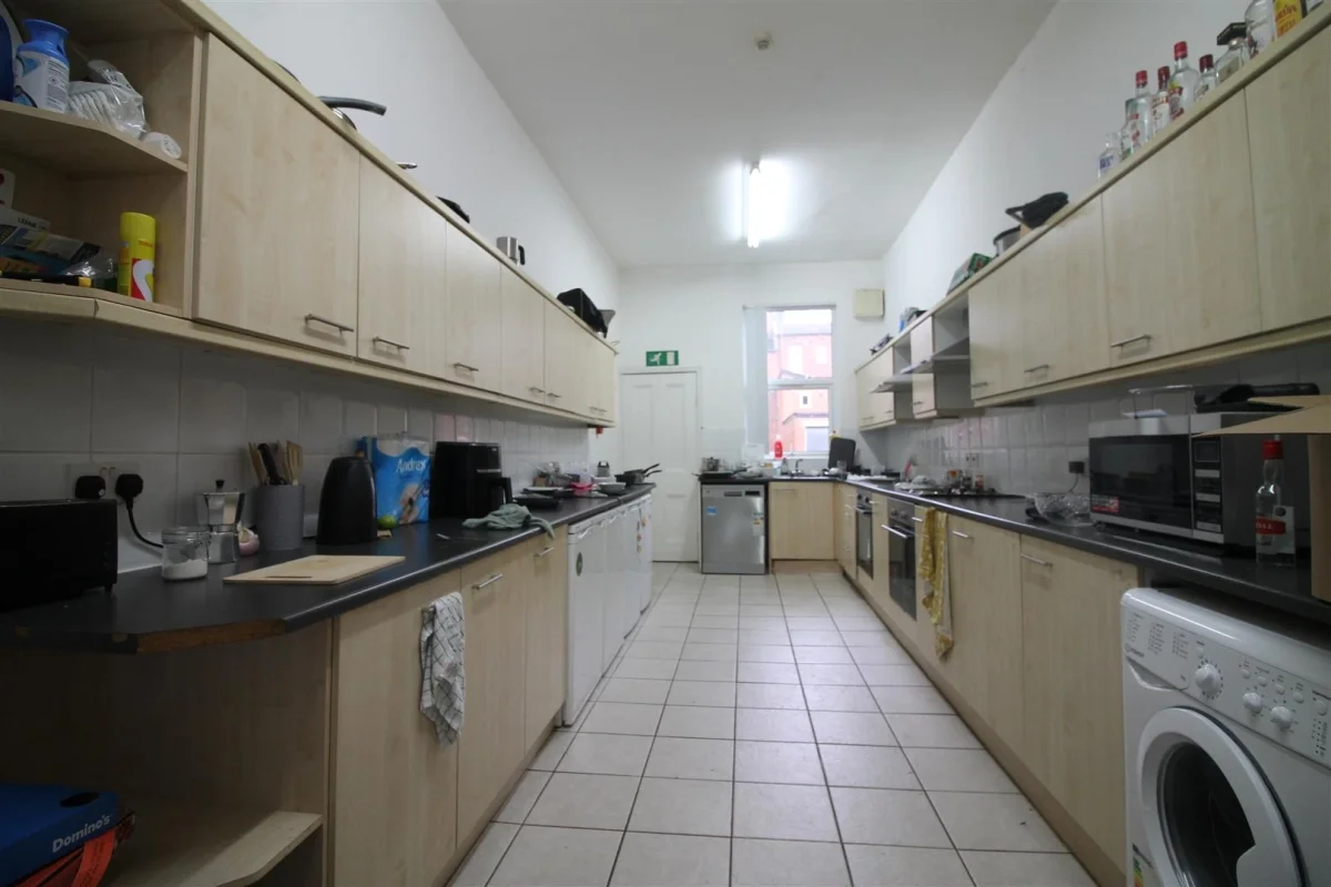 Room Back Kelso Road in Leeds