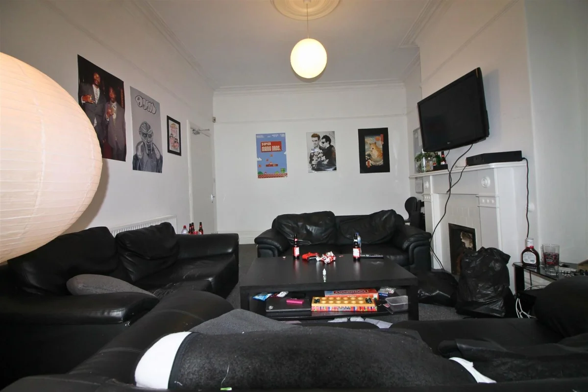 Room Back Kelso Road in Leeds