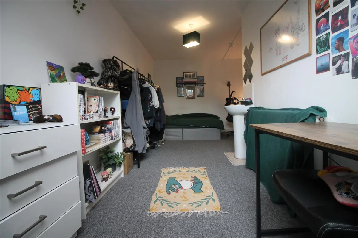 Room Back Kelso Road in Leeds