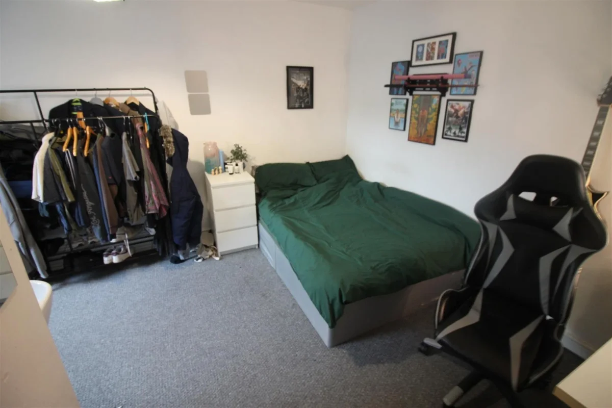 Room Back Kelso Road in Leeds
