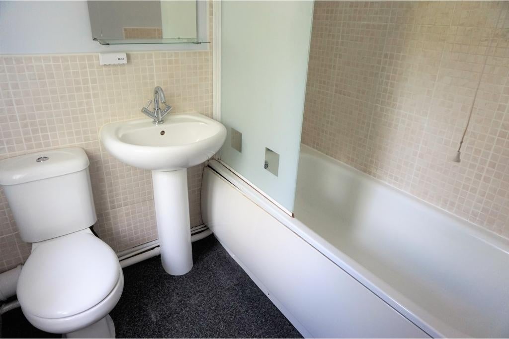 Room Woodhouse Road North in Wolverhampton