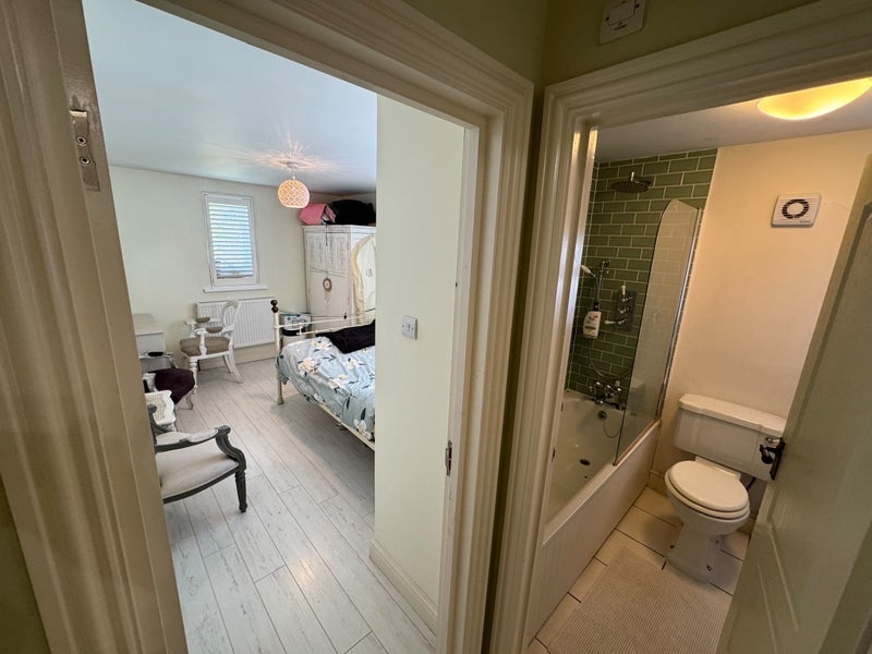 Room Leythe Road in Greater London
