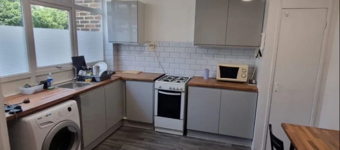 Room Manchester Road in Greater London