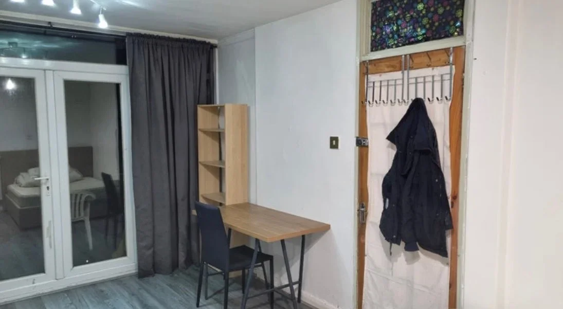 Room Manchester Road in Greater London