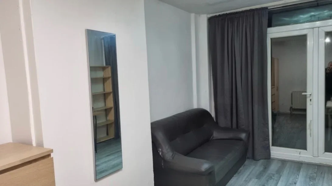 Room Manchester Road in Greater London