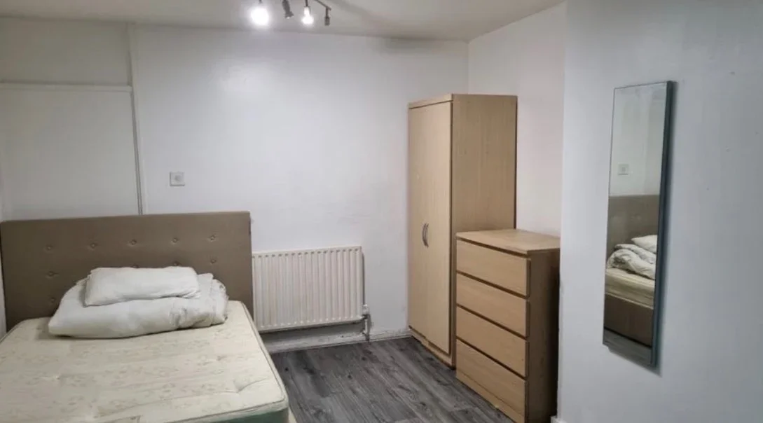 Room Manchester Road in Greater London