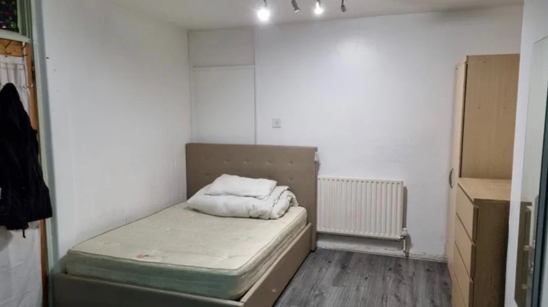 Room Manchester Road in Greater London