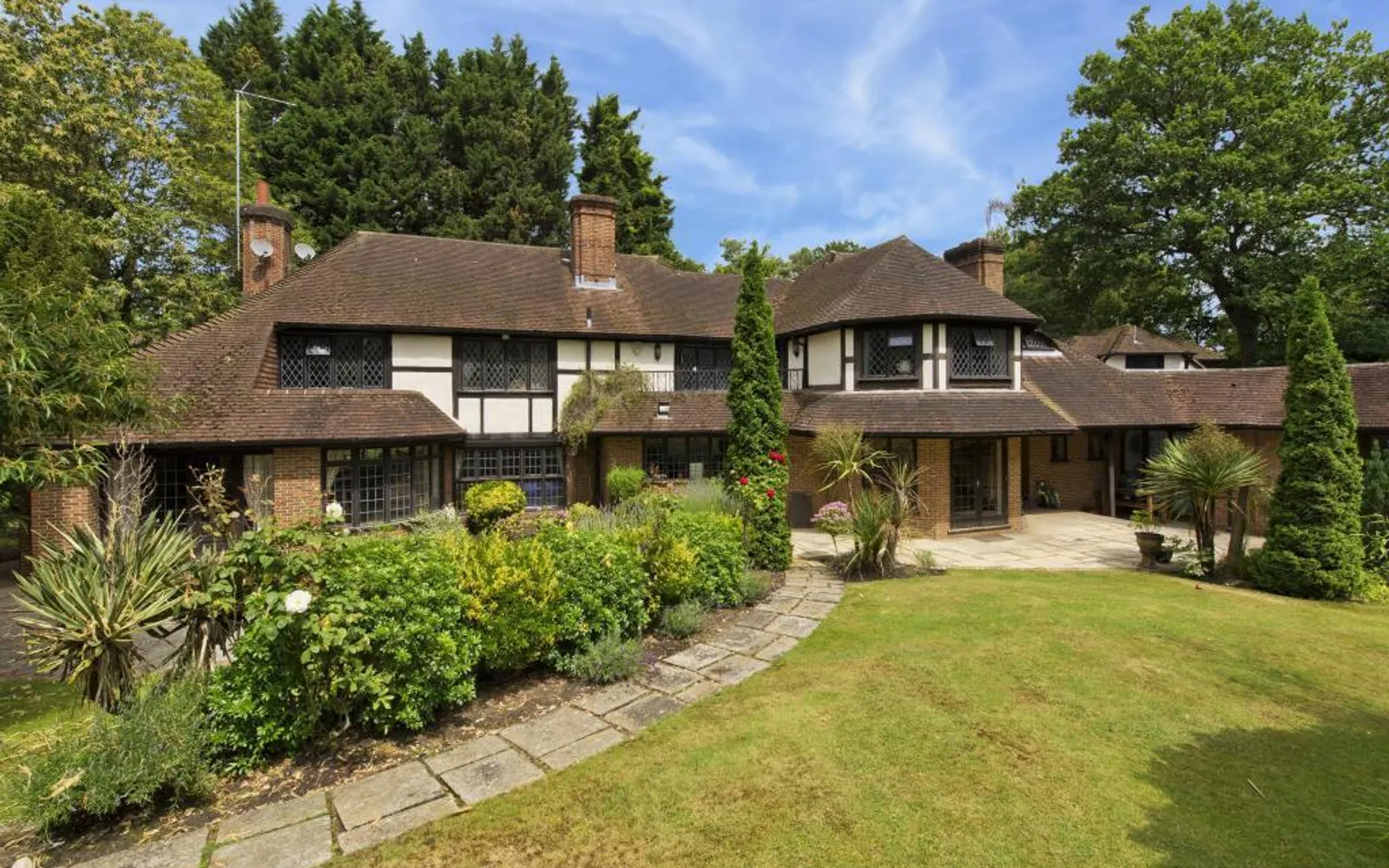 House Silverdale Avenue in Elmbridge