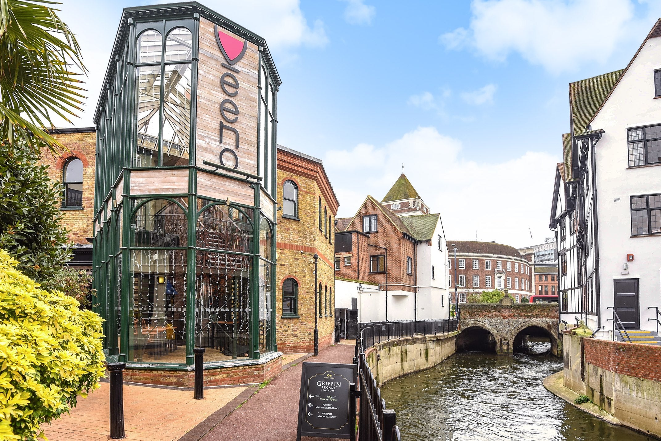 Flat Griffin Arcade in Greater London