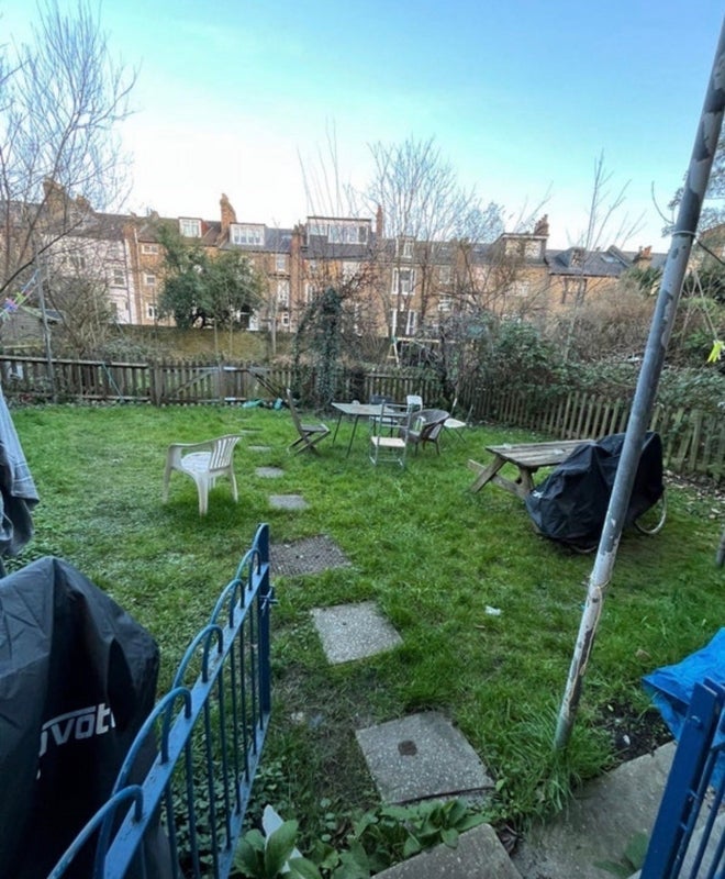 Room Cazenove Road in Greater London