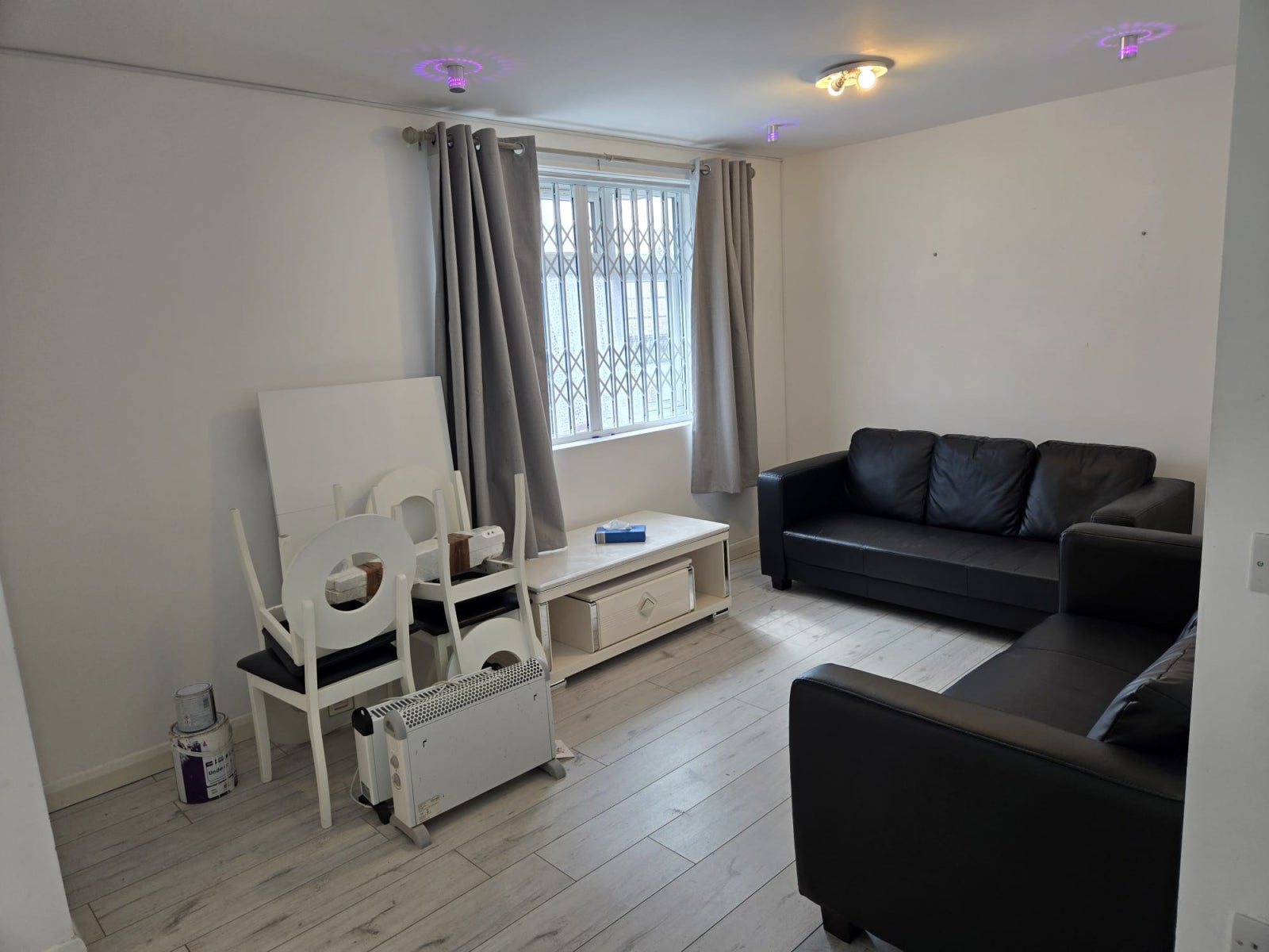 Flat Hutton Grove in Greater London