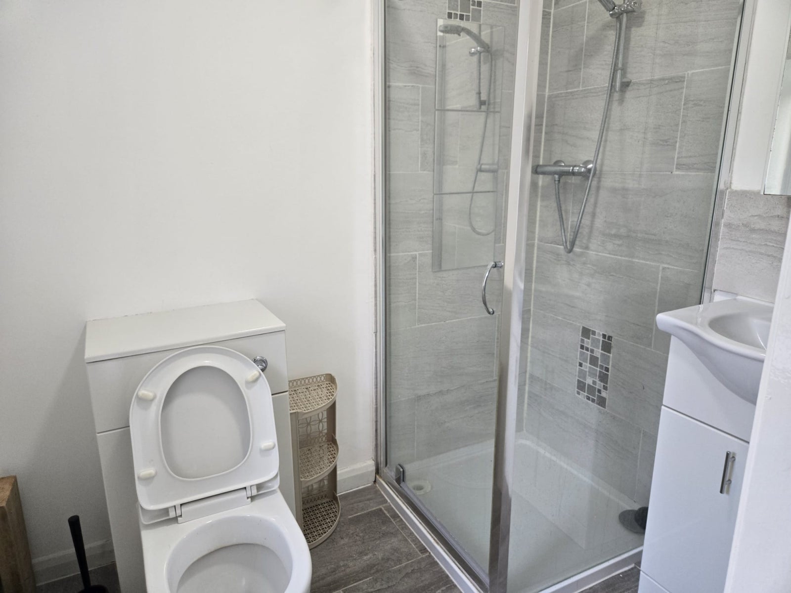 Flat Hutton Grove in Greater London