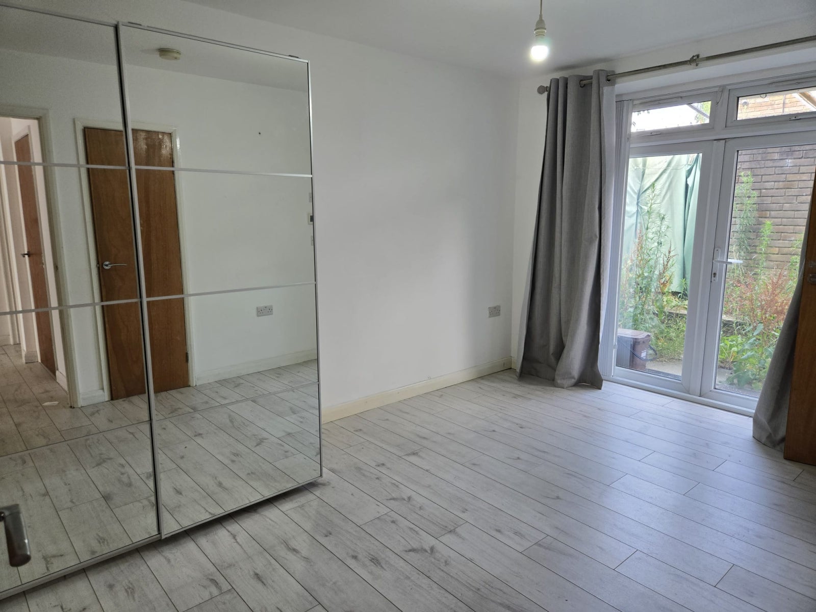 Flat Hutton Grove in Greater London