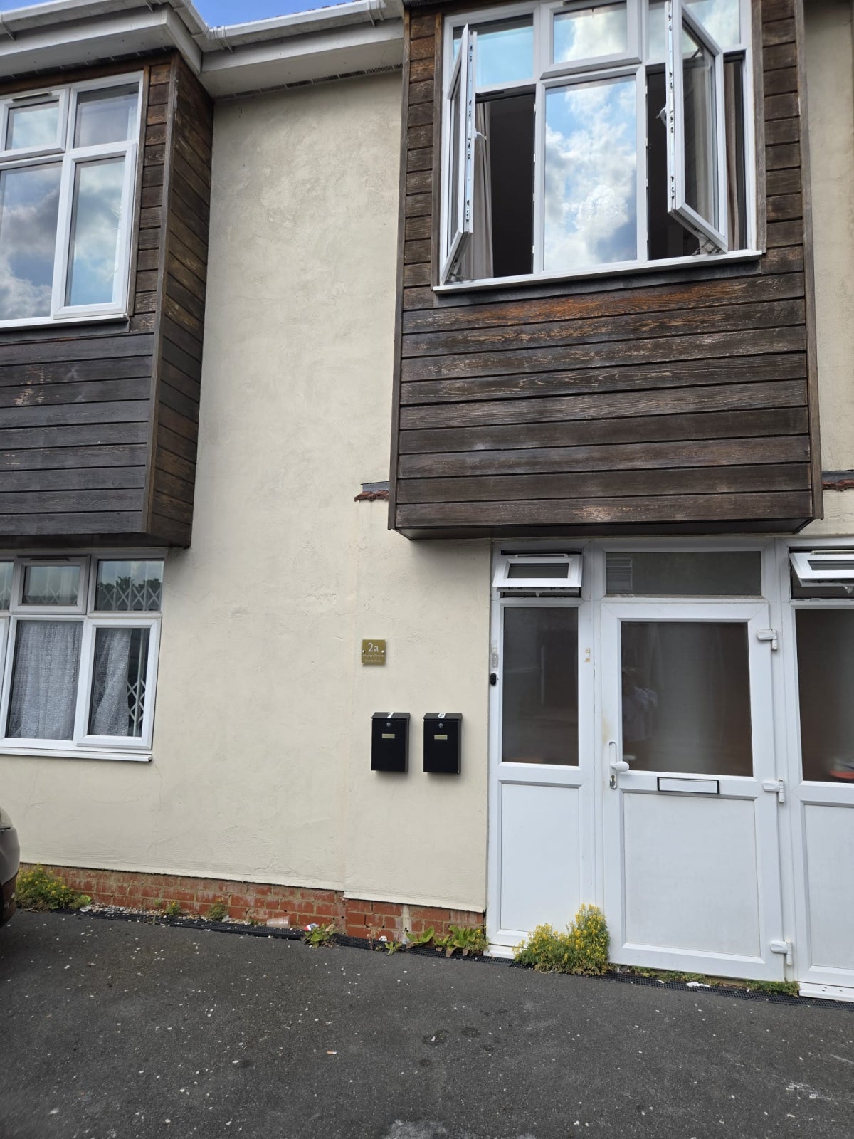 Flat Hutton Grove in Greater London