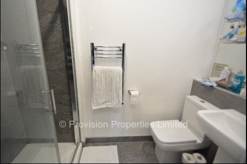 Room Regent Park Avenue in Leeds