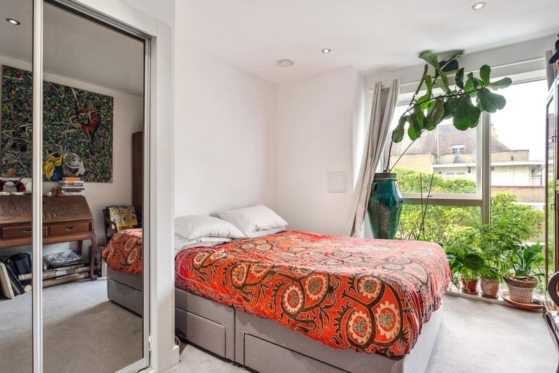 Room Dalmeny Avenue in Greater London
