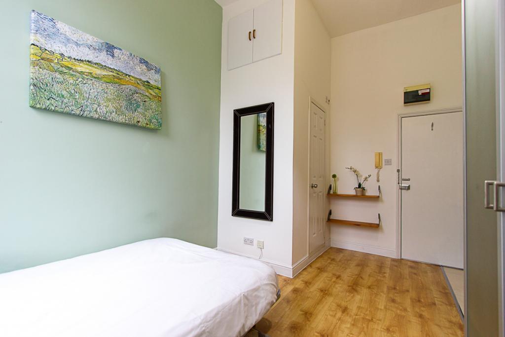 Flat West Cromwell Road in Greater London