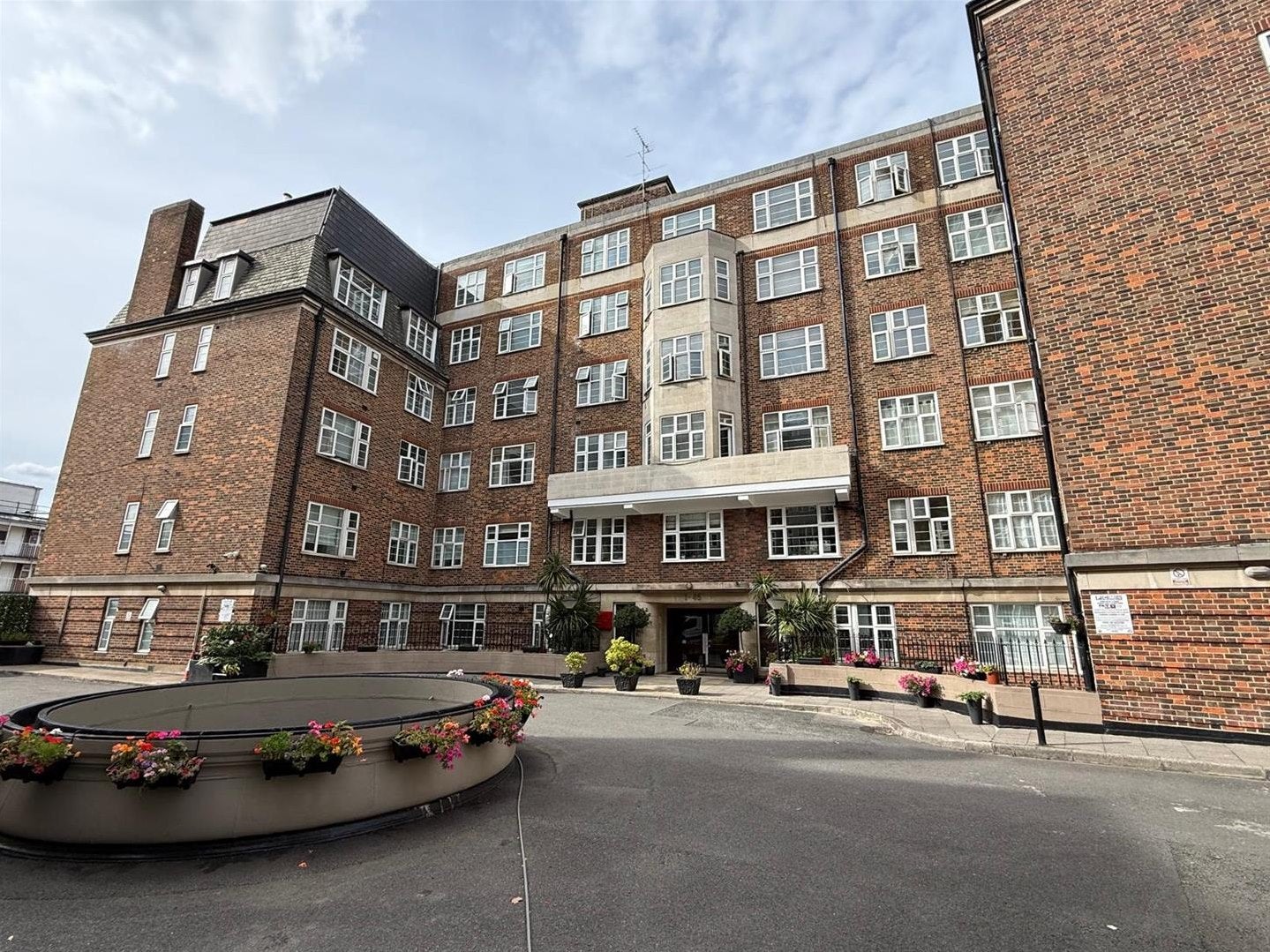 Flat College Crescent in Greater London