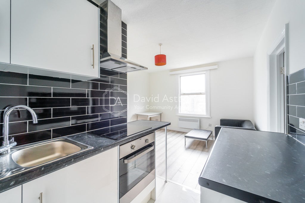 Flat Walm Lane in Greater London