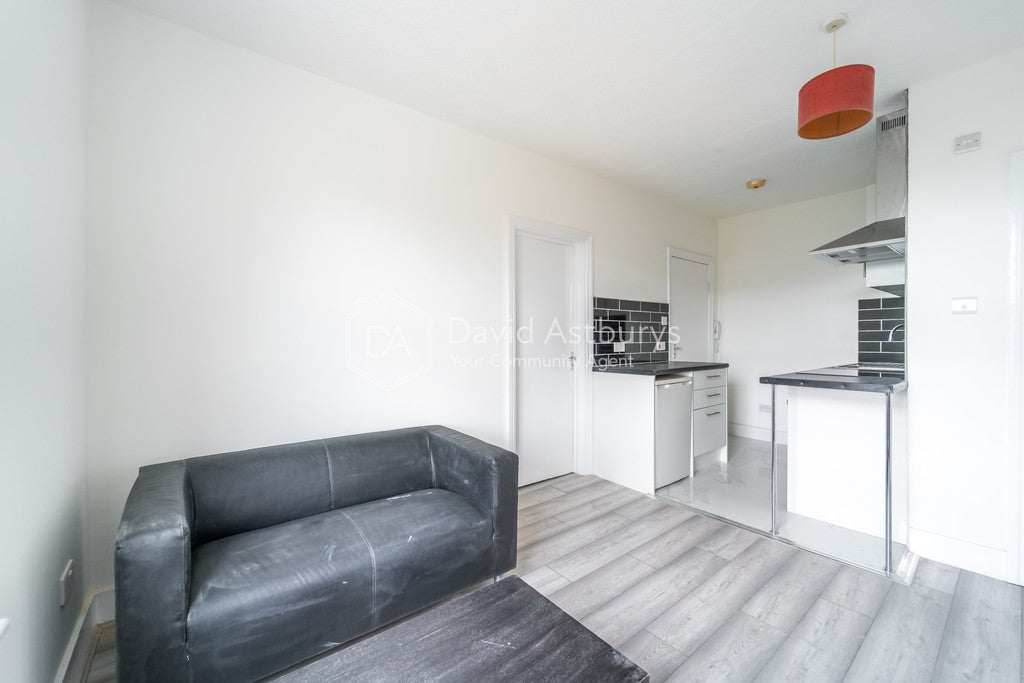 Flat Walm Lane in Greater London