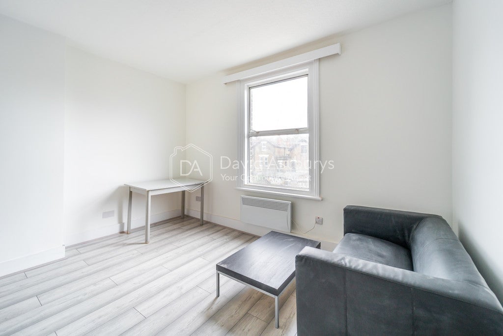 Flat Walm Lane in Greater London