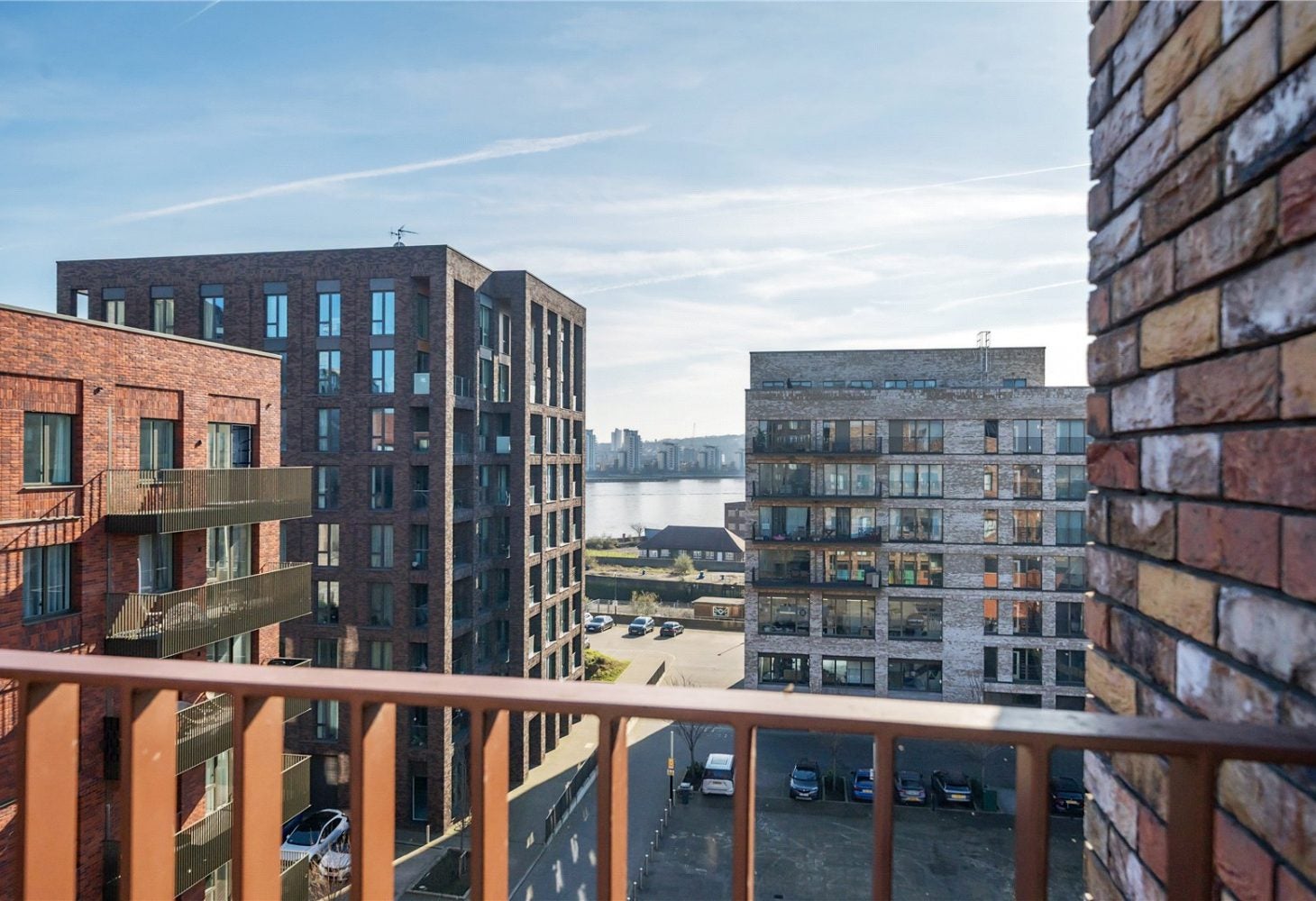 Flat Frobisher Yard in Greater London