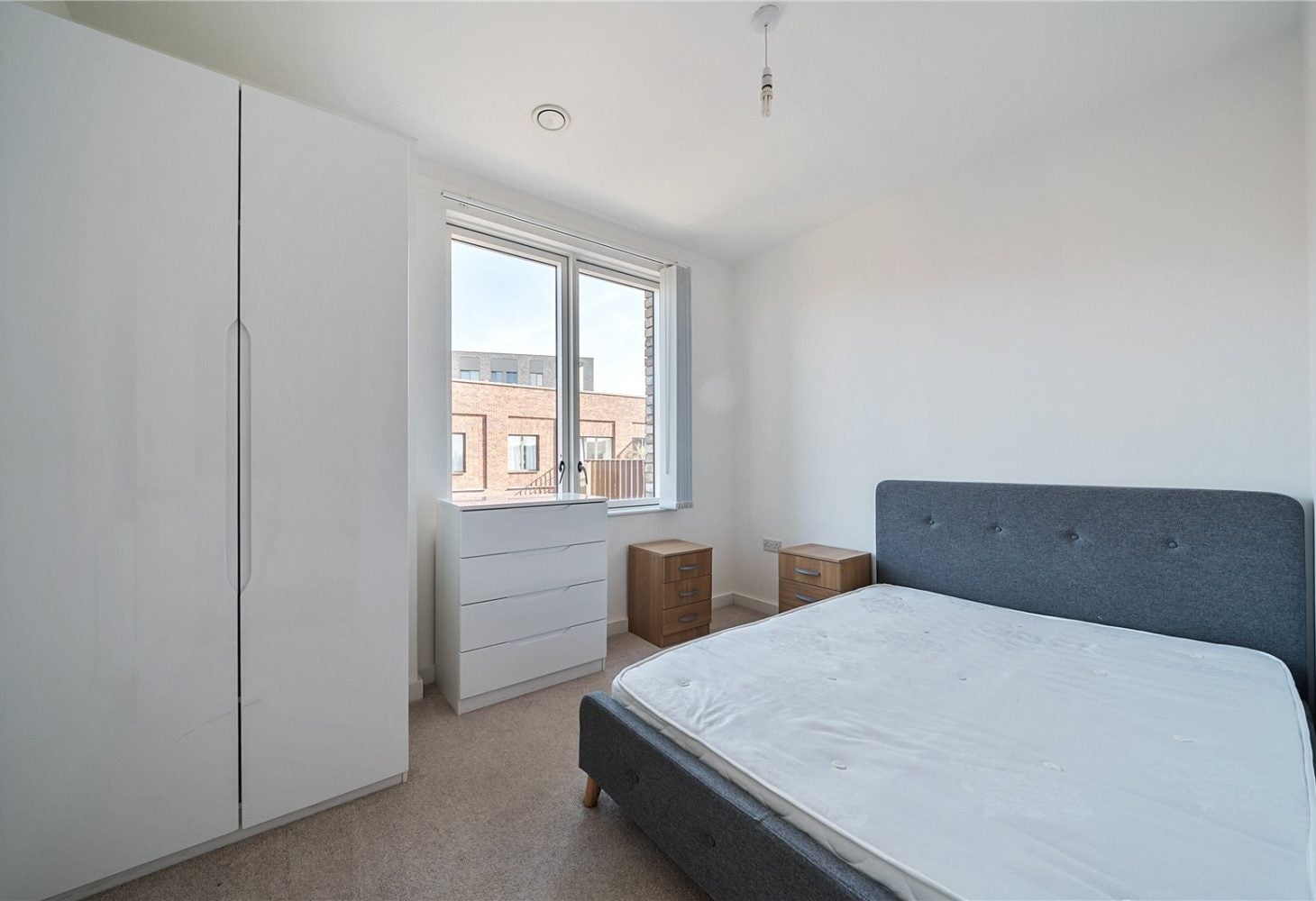 Flat Frobisher Yard in Greater London