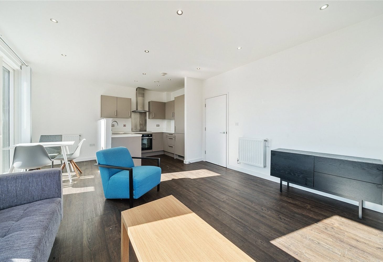 Flat Frobisher Yard in Greater London