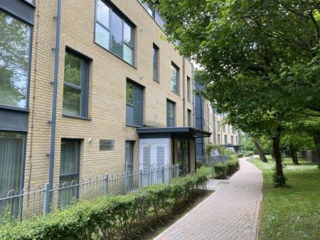 Flat Douglas Close in London