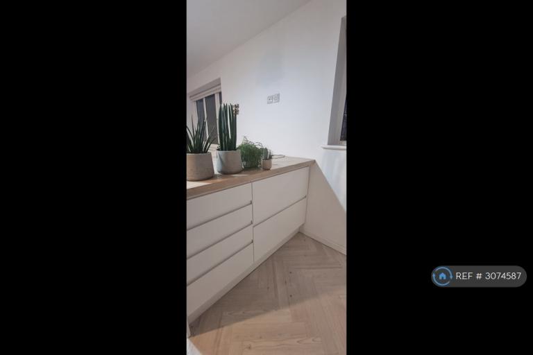 Flat Telegraph Place in Greater London